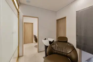 골드 포인트 모던 헤어살롱 샴푸룸 인테리어